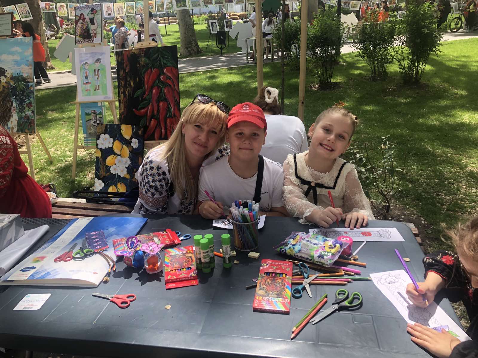 La data de 24 mai 2026, cadrele didactice au organizat ateliere de creație pentru copii în cadrul „Festivalului Tradițiilor”, organizat de Primăria municipiului Chișinău, prin intermediul Direcției Generale Educație, Tineret și Sport pe strada pietonală „Eugen Doga”.