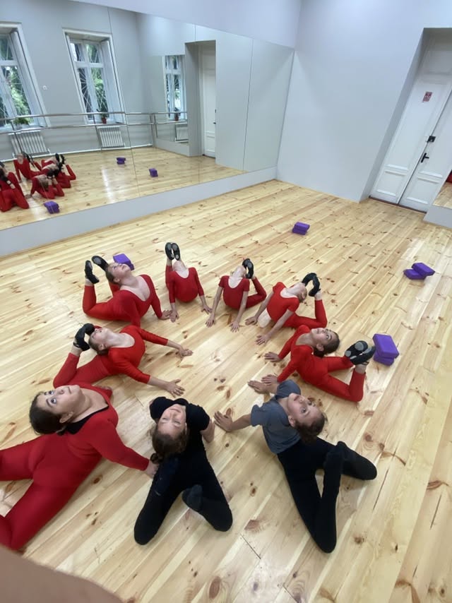 În perioada 2-26 iunie 2026 la Centrul Educaţiei Estetice ,,Lăstărel” din sectorul Buiucani sunt organizate cercuri pe interese: arta plastică, dans contemporan, arta decorativă, canto, vioară, pian.